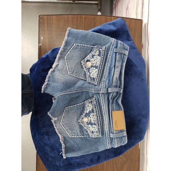 Rue21 Junior's Daisy Dukes Cut Off Distressed Jean Shorts Size 1/2 - Picture 8 of 12